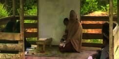 Ruang Kelas Tak Layak, Siswa SD Jambi Belajar di Pos Kamling