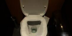 Alasi Dudukan Toilet Umum Pakai Tisu Lebih Berbahaya?