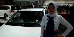 Foto Anggun dan Menawannya Sales Berhijab di GIIAS 2016