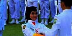 Hijaber Cantik Pembawa Baki Penurunan Bendera HUT RI