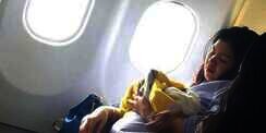 Lahir di Pesawat, Bayi Ini Gratis Terbang Seumur Hidup