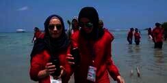 Tanam 1437 Mangrove, Riska-Wardah Selamatkan Bumi