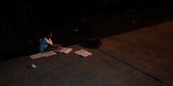 Tak Ada Listrik di Rumah, Bocah Belajar Ditemaram Lampu Jalan