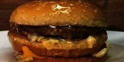 Begini Jadinya Burger Dituangi Cairan Pembuat Aki