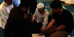 Dituntun Imam Masjid Istiqlal, Pria Korsel Peluk Islam