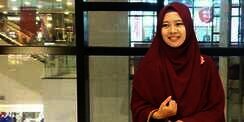 #HOTD: Tampilan Hijab Syari Merah Hati dan Hitam Alin Rizkiana