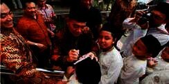 Heboh Foto Mendikbud Menulis di Dahi Anak SD