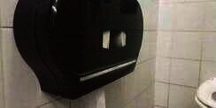Astaga! Perhatikan di Bawah Tempat Tisu Toilet Ini