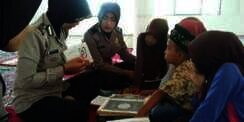 Polwan Berhijab Pengajar Anak-anak Mengaji