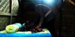 Polwan Berhijab Wujudkan Mimpi Difabel Tidur di Kasur