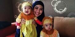 Gaya Kembar Busana Hijab Artis Bareng Buah Hati