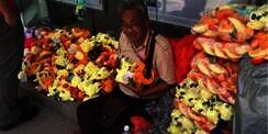 Kisah Kakek Penjual Boneka Ditipu Pembeli Bikin Nangis