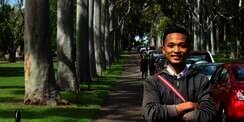 Allahu Akbar... Anak Kuli Angkut Kayu Ini Raih Cumlaude
