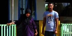 Pengabdian Guru Hijaber Ajar Anak Asmat Sendirian