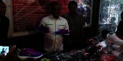 Bikin Kaget, Omzet Penjual Sepatu Nike Palsu