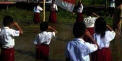 Haru, Anak SD Tetap Laksanakan Upacara di Tengah Banjir