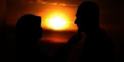 Amalan Istri yang Wajahnya Bercahaya Ketika Tidur