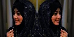 Busana dan Goyangan Dianggap Vulgar, Dewi Perssik Minta Maaf