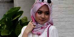 Dini Djoemiko: Gaya Hijab Chic Saat Hamil