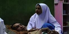 Balasan Manis Ketabahan Gadis Belia Rawat Ayah Lumpuh