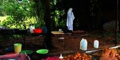 Masya Allah... Meski Sibuk, Pedagang Ini Tak Lupakan Sholat