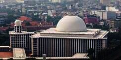 Menyingkap Sejarah Islam di Masjid Ikonik Indonesia