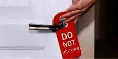Tanda 'Jangan Ganggu' Tergantung di Pintu, Saat Dibuka...