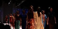 Gelaran Busana Persembahan Penyintas Kanker di JFW 2017