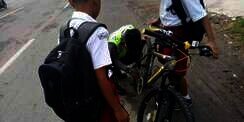 Bantu Anak SD Perbaiki Sepeda, Polisi Ini Panen Pujian