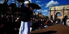 Ratusan Masjid Ditutup, Muslim Italia Sholat di Colosseum