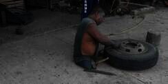 Kegigihan Tukang Tambal Ban Ini Bikin Meleleh...