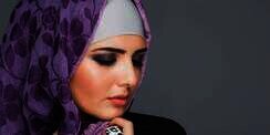 Gaya Santai dengan Sentuhan Makeup Elegan