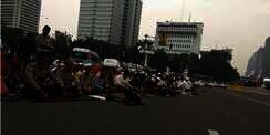 Peserta Demo 4 November Gelar Sholat Jumat di Jalan Thamrin