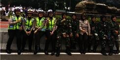 Polwan dan Kowad Berhijab Bagi Konsumsi ke Pendemo 4 November