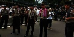 Polisi Bersarung Pikat Peserta Demo 4 November