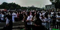 Penampakan Ahmad Dhani di Tengah Demonstran