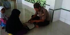 Polisi Ini Luangkan Waktu Jadi Guru Ngaji