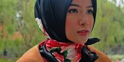 Tampil Lebih Simpel Mengenakan Hijab Floral