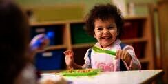 Tak Perlu Panik Saat Si Kecil Makan Tiada Henti