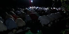 Hukum Membuat Status Ibadah di Media Sosial