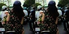 Foto Wanita Naik Motor Ini Mendadak Viral, Apa yang Janggal?