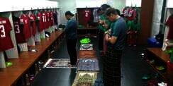 Timnas Sholat Maghrib Berjemaah di Ruang Ganti Stadion