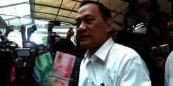 Dapat Uang Baru, Gubernur RI Langsung `Jajan`