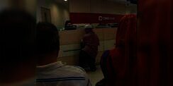 Teller Bank Ditegur Saat Layani Orang Cacat, Malah Bilang...