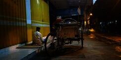 Kakek Pengayuh Becak Sholat di Emper Toko Bikin Haru