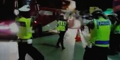 Video Lucunya Kala Pak Polisi Minta "Om Telolet Om"