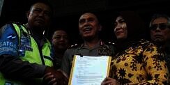 Aiptu Sutisna Cabut Laporan, Dora Natalia Teteskan Air Mata
