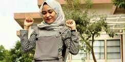 Maksimalkan Rok Overall dengan Gaya Layering