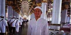 Penampilan Pembalap F1 Rio Haryanto Saat Umrah Bikin Meleleh