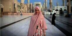 Pesona Pesinetron Cut Meyriska Berhijab saat Umroh